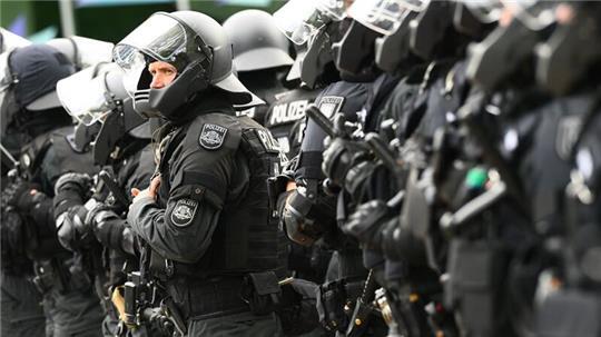 Die Polizei beim Hamburger Stadtderby. (Archivbild)