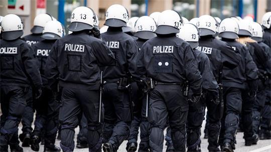 Die Polizei bereitet sich auf einen Großeinsatz vor. (Archivbild)