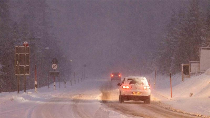 Starker Schneefall bremst Verkehr im Süden aus Die Polizei berichtete von vielen Glätte-Unfällen.