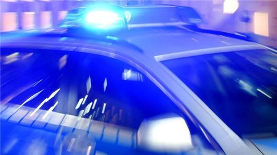 Die Polizei beschlagnahmte Messer und Schlagschutzhandschuhe. (Symbolfoto)