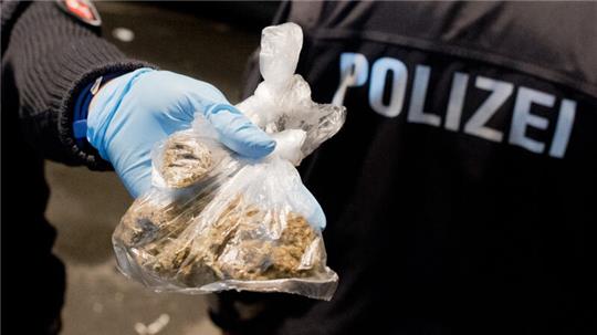 Die Polizei beschlagnahmte unter anderem circa 60 Kilogramm Betäubungsmittel, überwiegend Cannabis (Symbolbild).