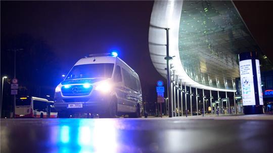 Ein Mannschaftswagen der Polizei steht vor dem ZOB.