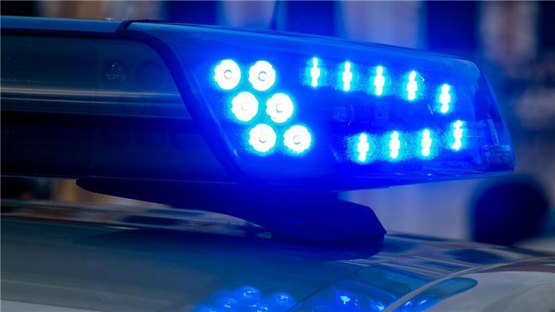 Die Polizei bringt eine alkoholisierte Frau mit lebensbedrohlichem Promillewert ins Krankenhaus. (Symbolbild)