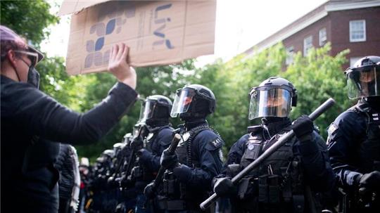 Die Polizei des Bundesstaates Oregon bildet eine Linie hinter der Millar Library der Portland State University, wo mehrere propalästinensische Demonstranten, die das Gebäude besetzt hatten, verhaftet wurden.