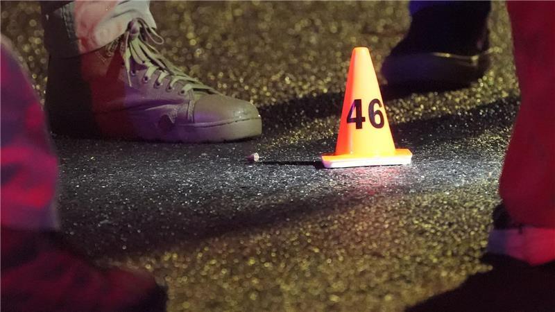 Die Polizei des US Secret Service steht an einem Tatort in der Nähe des Weißen Hauses. In unmittelbarer Nähe des Weißen Hauses haben Sicherheitskräfte Schüsse eines mutmaßlichen Angreifers erwidert und diesen dabei tödlich verletzt.
