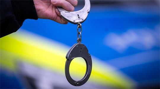 Die Polizei durchsucht Wohnung und Kellerräume der festgenommenen 42-Jährigen. (Symbolbild)