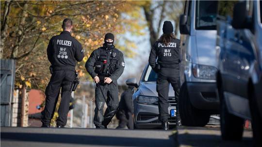 Die Polizei durchsuchte am Donnerstag erneut Häuser.