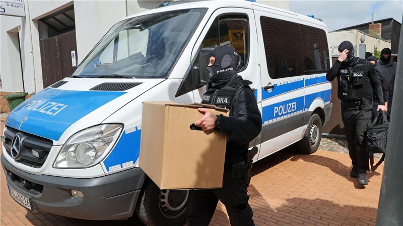 Rechte Terrorzelle? Junge Verdächtige angeklagt Die Polizei durchsuchte im Mai Gebäude in mehreren Bundesländern. (Archivbild)