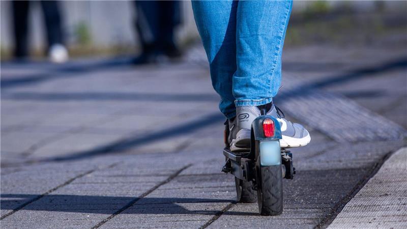 Die Polizei erinnert daran, dass Helme auch E-Scooter-Fahrer vor schweren Verletzungen schützen können. (Symbolbild)