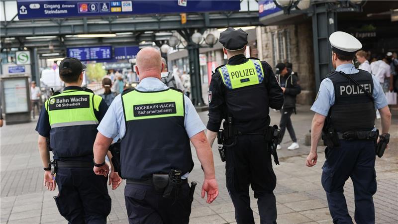 Die Polizei erklärt den Rückgang der Kriminalität auch mit verstärkten Kontrollen, vor allem im Bereich des Hauptbahnhofs. (Archivbild)