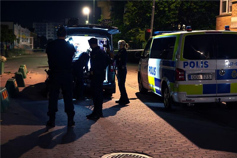 Die Polizei ermittelt am Tatort, nachdem in den frühen Morgenstunden südlich von Stockholm, ein Mann erschossen und eine weitere Person verletzt worden ist.