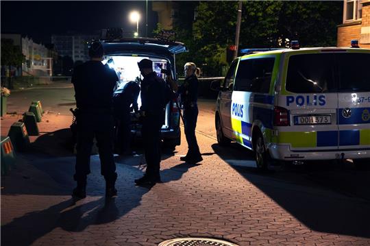 Die Polizei ermittelt am Tatort, nachdem in den frühen Morgenstunden südlich von Stockholm, ein Mann erschossen und eine weitere Person verletzt worden ist.