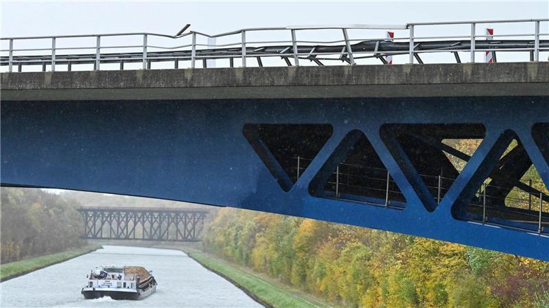 Unfall mit drei Toten im Kanal – Polizei untersucht Leichen Die Polizei ermittelt die Hintergründe des Unfalls an der Brücke.