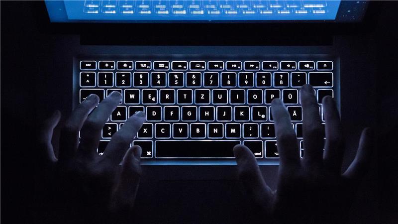 Die Polizei ermittelt gegen einen bislang unbekannten Täter, der im Internet mehrere Morddrohungen gegen den Braker Bürgermeister Michael Kurz veröffentlicht hat. Foto: pa/dpa