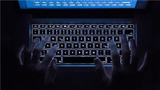 Die Polizei ermittelt gegen einen bislang unbekannten Täter, der im Internet mehrere Morddrohungen gegen den Braker Bürgermeister Michael Kurz veröffentlicht hat. Foto: pa/dpa