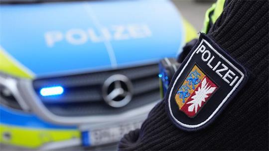 Die Polizei ermittelt gegen zwei Fahrer wegen Verdachts der Gefährdung des Straßenverkehrs. (Symbolbild)