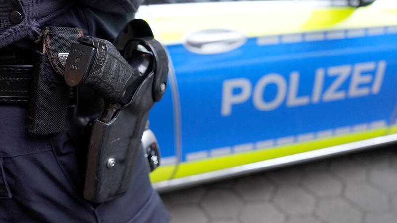 Die Polizei ermittelt nach Schüssen in Hamburg-Altona. Unklar ist, wer wann auf das Gebäude eines Buchgroßhändlers geschossen hat. (Archivbilder)