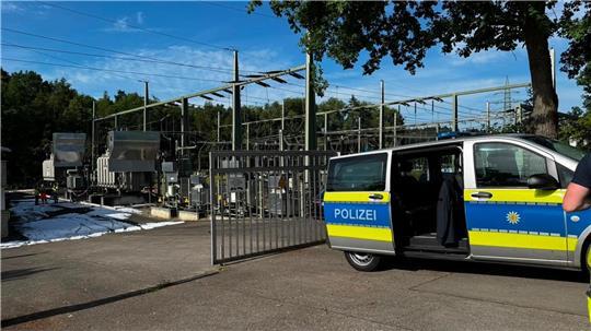 Die Polizei ermittelt nach dem Brand in einem Umspannwerk.