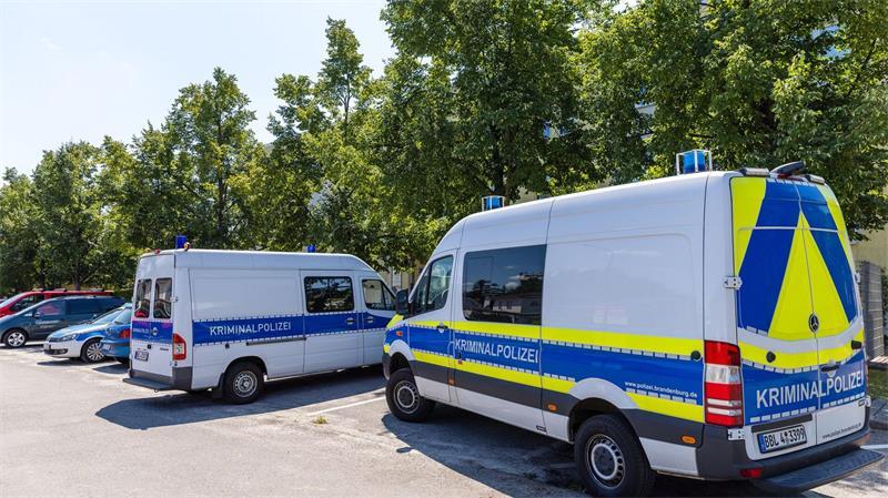 Mann bedroht Jugendamts-Mitarbeiterin und legt Feuer Die Polizei ermittelt nach einem Angriff auf eine Behörden-Mitarbeiterin in Finsterwalde. Ein Mann soll in ihrem Büro ein Feuer gelegt haben.
