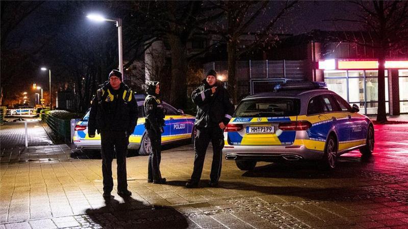 Die Polizei ermittelt, nachdem in Hamburg geschossen wurde und ein junger Mann starb.