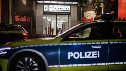 Die Polizei ermittelt noch zu den Hintergründen der Auseinandersetzung.