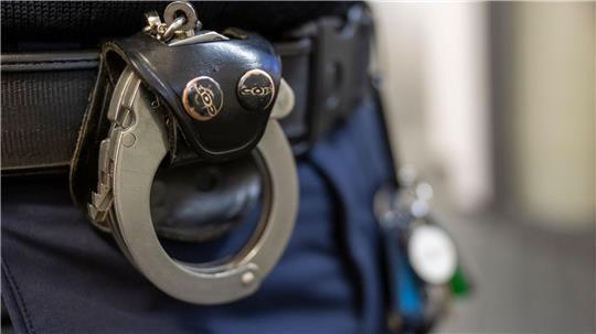 Die Polizei ermittelt nun unter anderem wegen räuberischen Diebstahls gegen den 41-Jährigen. (Symbolbild)