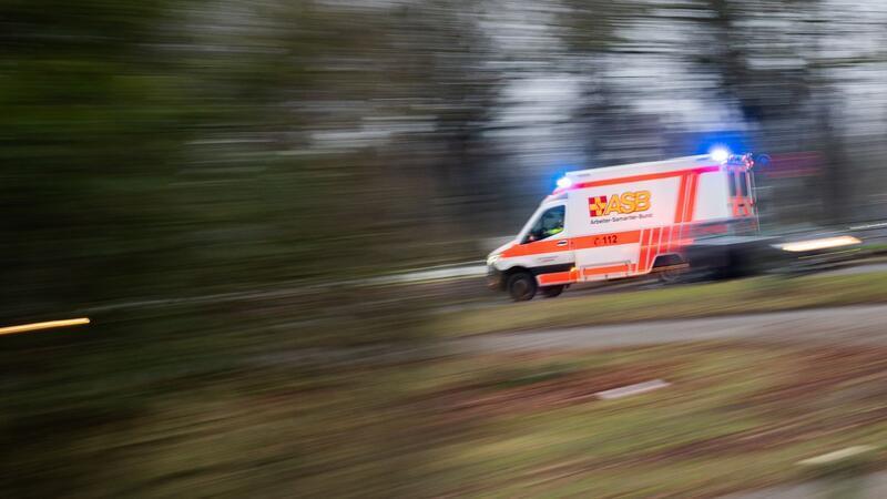 Die Polizei ermittelt nun, warum der Fahrer mit seinem Wagen von der Straße abkam. (Symbolbild)