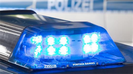 Die Polizei ermittelt wegen Sachbeschädigung und Störung der Totenruhe. (Symbolbild)