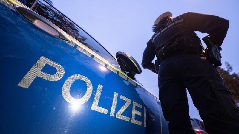 Die Polizei ermittelt wegen der Verwendung von verbotenen Kennzeichen auf dem M’era Luna-Festival in Hildesheim. (Symbolbild)