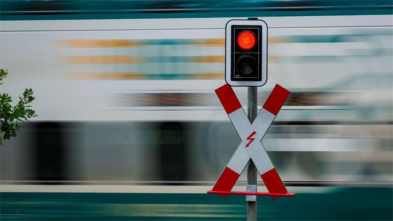 Die Polizei ermittelt wegen des Verdachts auf einen gefährlichen Eingriff in den Bahnverkehr. (Symbolbild)