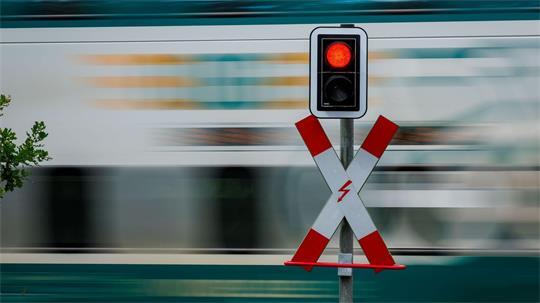 Die Polizei ermittelt wegen des Verdachts auf einen gefährlichen Eingriff in den Bahnverkehr. (Symbolbild)