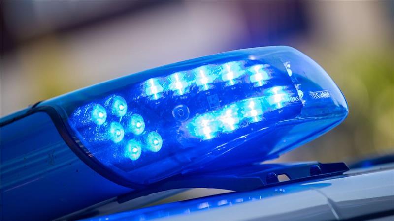 Auto als Waffe? Mann fährt 44-Jährigen auf Parkplatz an Die Polizei ermittelt wegen versuchten Totschlags auf einem Imbiss-Parkplatz. (Symbolbild)