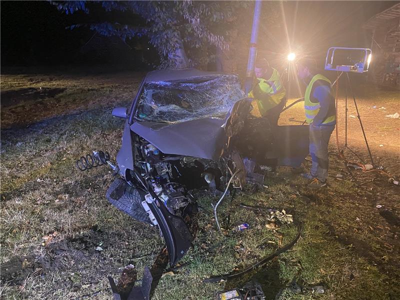 19-Jähriger bei Autounfall in Hammah lebensgefährlich verletzt Die Polizei ermittelt zur Unfallursache. Der Audi muss ersten Angaben zufolge mit hoher Geschwindkeit unterwegs gewesen sein. Foto: Polizei