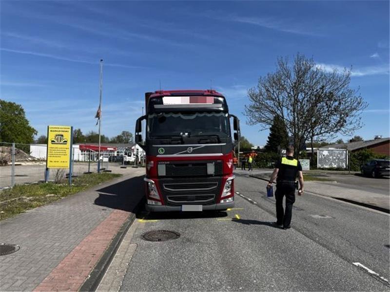 Radfahrer in Buxtehude von Lkw erfasst – lebensgefährlich verletzt Die Polizei ermittelt zur Unfallursache im Ostmoorweg in Buxtehude.