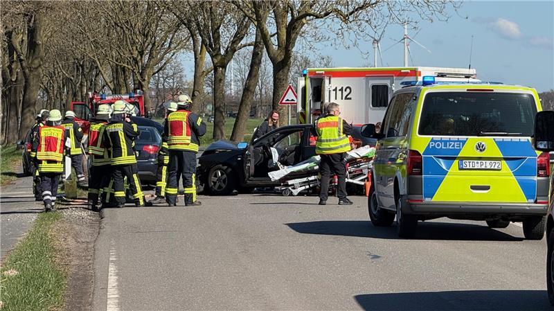 Die Polizei ermittelte vor Ort zur Unfallursache. Die Feuerwehr unterstützte bei der Straßensperrung.