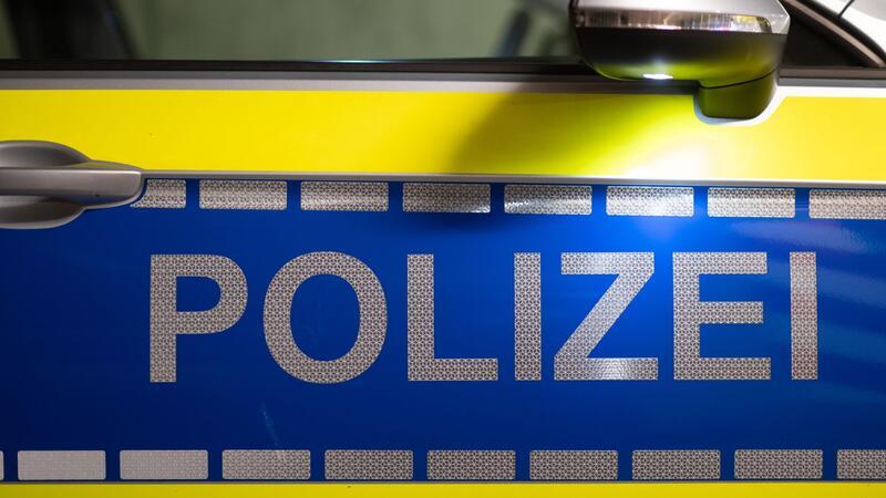 Die Polizei fahndet nach einem roten Mini-Cabriolet mit beschädigtem Außenspiegel.