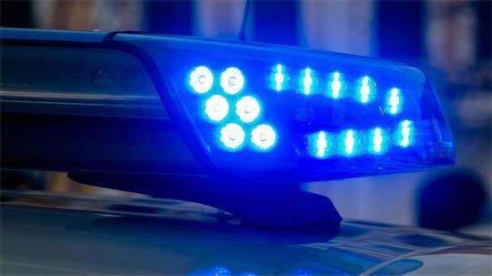 Die Polizei fahndet nach zwei Männern, die einen Mitarbeiter einer Werkstatt attackiert und ausgeraubt haben sollen. (Symbolbild)