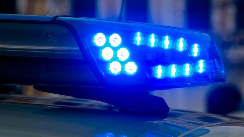 Die Polizei fahndet nach zwei Männern, die einen Mitarbeiter einer Werkstatt attackiert und ausgeraubt haben sollen. (Symbolbild)
