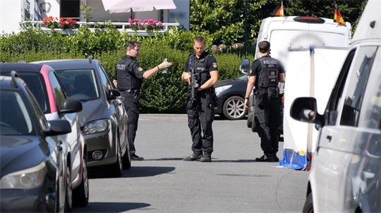 Die Polizei fahndet öffentlich nach dem Tatverdächtigen.