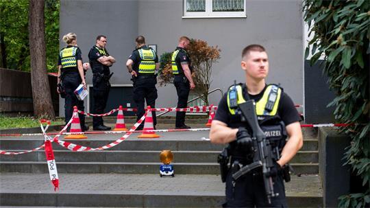Die Polizei fahndet seit dem Vormittag nach mehreren Tätern.