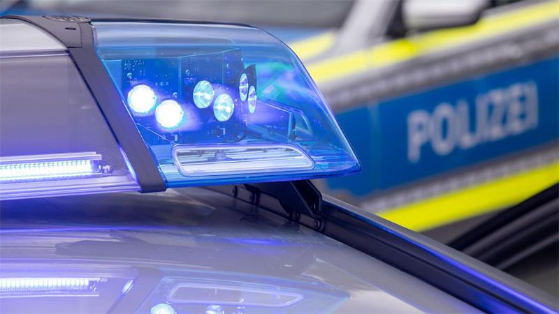 Die Polizei fahndet weiter nach den mutmaßlich jugendlichen Tätern. (Symbolbild)