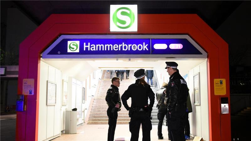 Die Polizei fahndete am S-Bahnhof nach dem mutmaßlichen Tätern. (Archivbild)