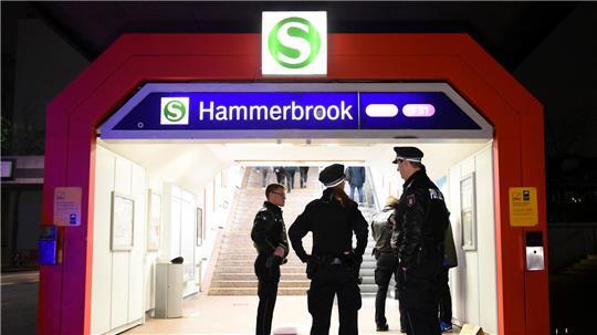 Die Polizei fahndete am S-Bahnhof nach dem mutmaßlichen Tätern. (Archivbild)