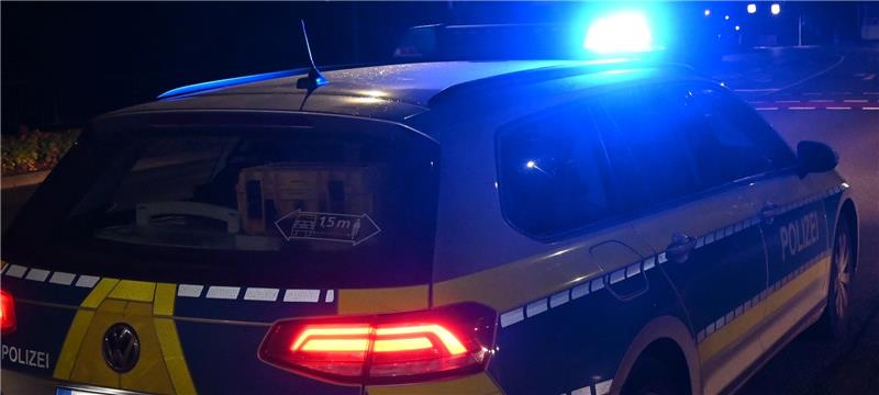 Bewaffneter Mann überfällt Post-Filiale in Osterjork Die Polizei fahndete mit mehreren Streifenwagen nach dem Post-Räuber von Jork. Foto: Vasel