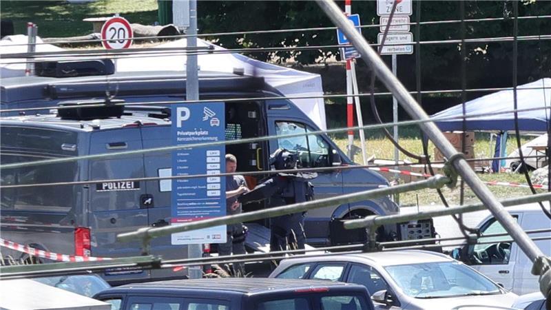 Die Polizei fand bei Durchsuchungen einen verdächtigen Gegenstand, der sich später aber als ungefährlich herausstellte.