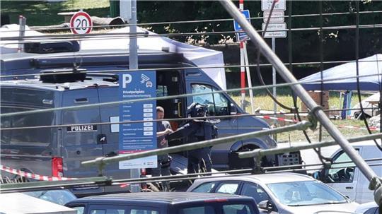 Die Polizei fand bei Durchsuchungen einen verdächtigen Gegenstand, der sich später aber als ungefährlich herausstellte.