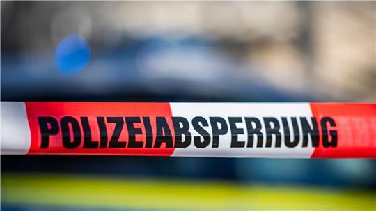 Die Polizei fand in einem Haus drei Tote. (Symbolbild)