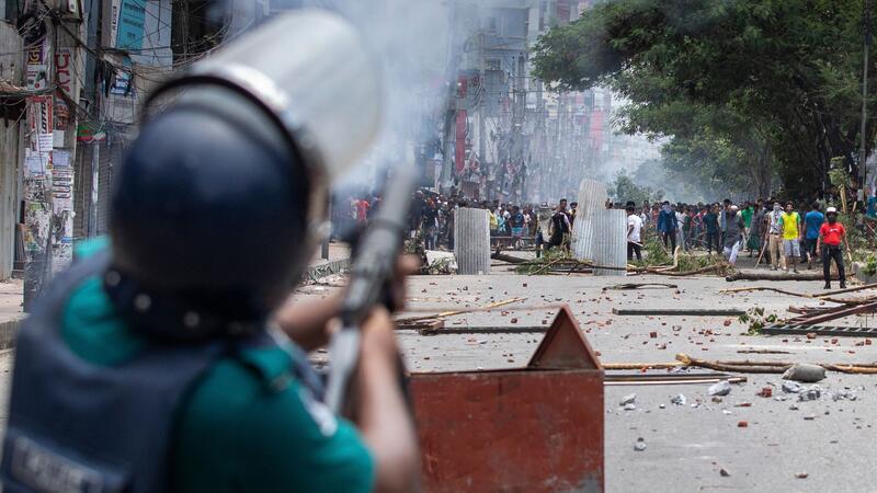 Die Polizei feuert Tränengasgranaten ab, um protestierende Studenten zu vertreiben.