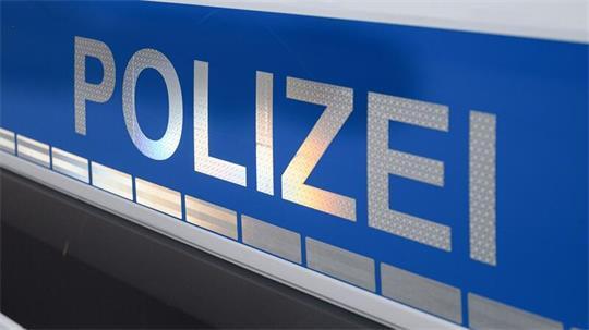 Die Polizei findet den betrunkenen Mann in einem Schuppen. (Symbolbild)