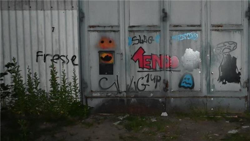 Randale in Lagerhalle: 50.000 Euro Schaden durch Unbekannte Die Polizei fragt: "Wer kennt diese Graffiti-Tags?"